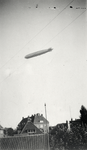 845031 Afbeelding van het luchtschip Graf Zeppelin boven Utrecht vanuit, vermoedelijk, een huis op de hoek van de ...